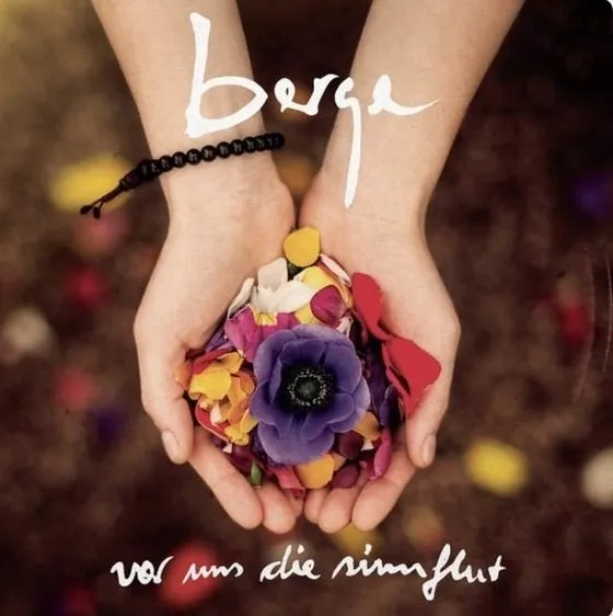 Albumcover „Vor uns die Sintflut“ der Band Berge: zwei Hände halten bunte Blütenblätter