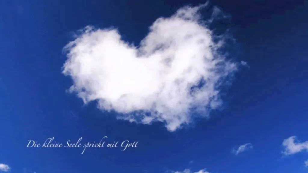 Wolke in Herzform am blauen Himmel mit dem Schriftzug „Die kleine Seele spricht mit Gott“