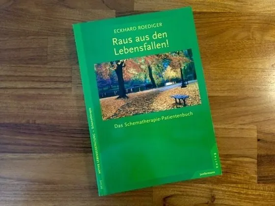 Buch „Raus aus den Lebensfallen!“ von Eckhard Roediger auf einem Holztisch
