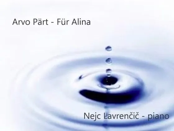 Wassertropfen fällt in eine Wasserfläche, Titelbild „Arvo Pärt – Für Alina“, gespielt von Nejc Lavrenčič