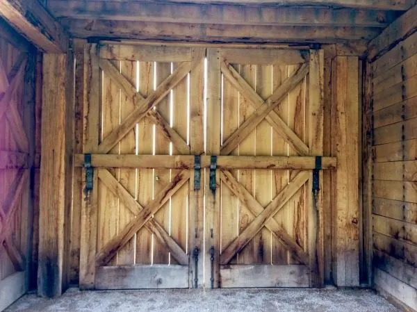 Geschlossenes Scheunentor aus Holz