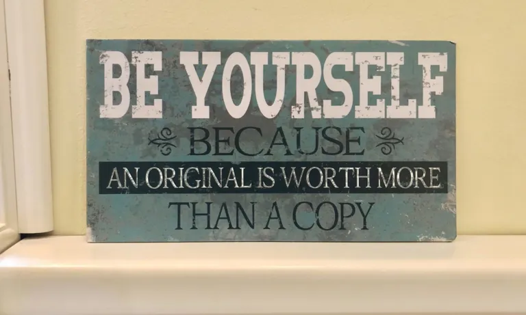 Schild „Be yourself because an original is worth more than a copy“