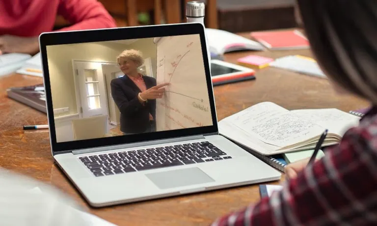 Laptop mit einem Video-Coaching, Ellen Buttgereit am Flipchart